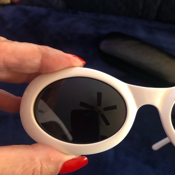 Authentic Vintage Gucci Sunglasses GG2400 - White - Picture 7 of 13